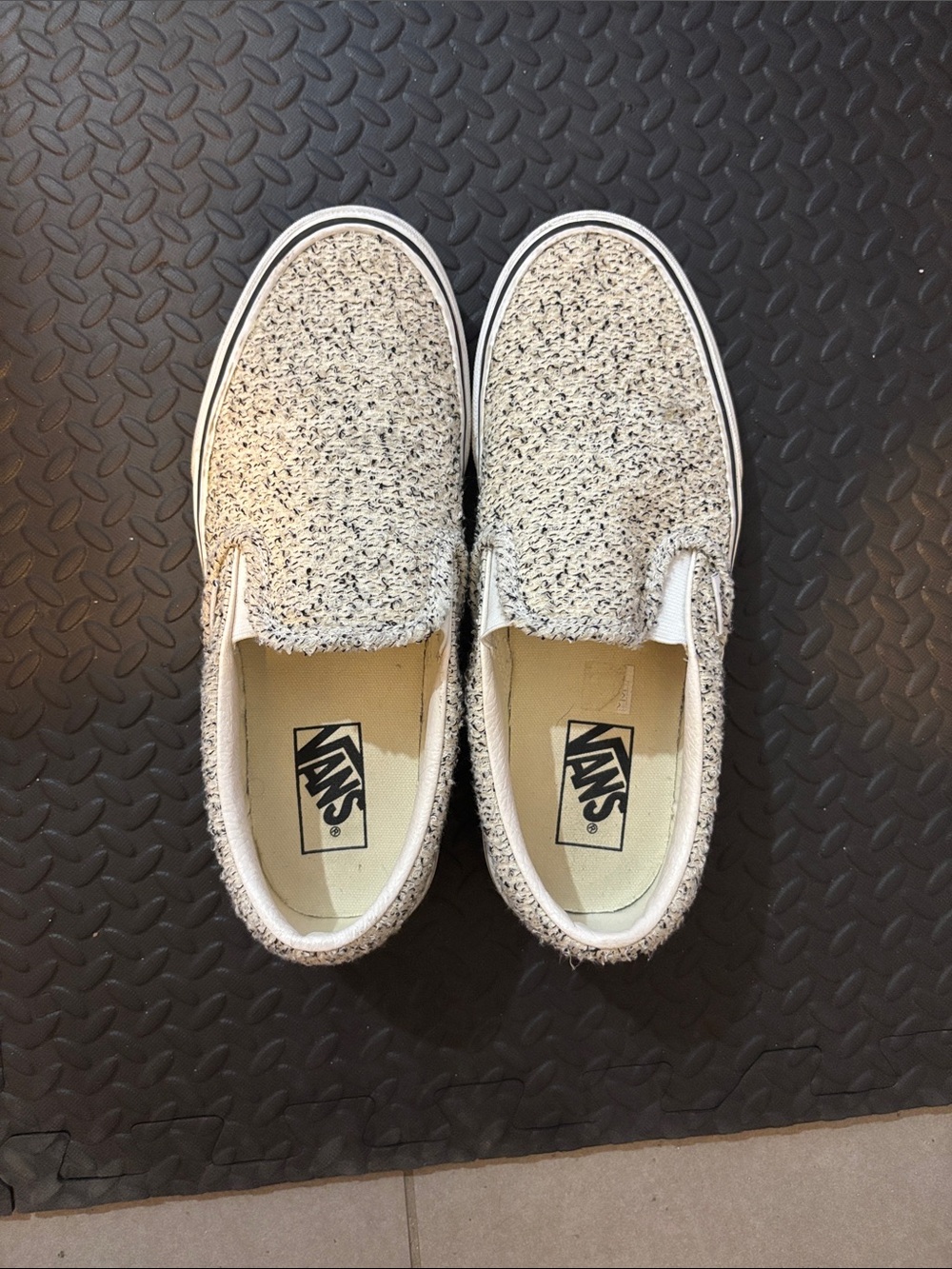 Men’s size 7.5 US Vans Slip-On Sneakers in Cream Speckle